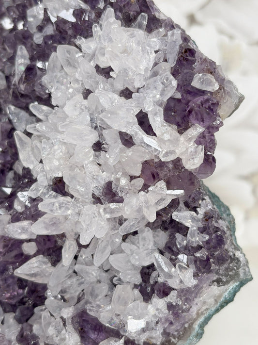 Amethyst mit vielen Calcitspitzen