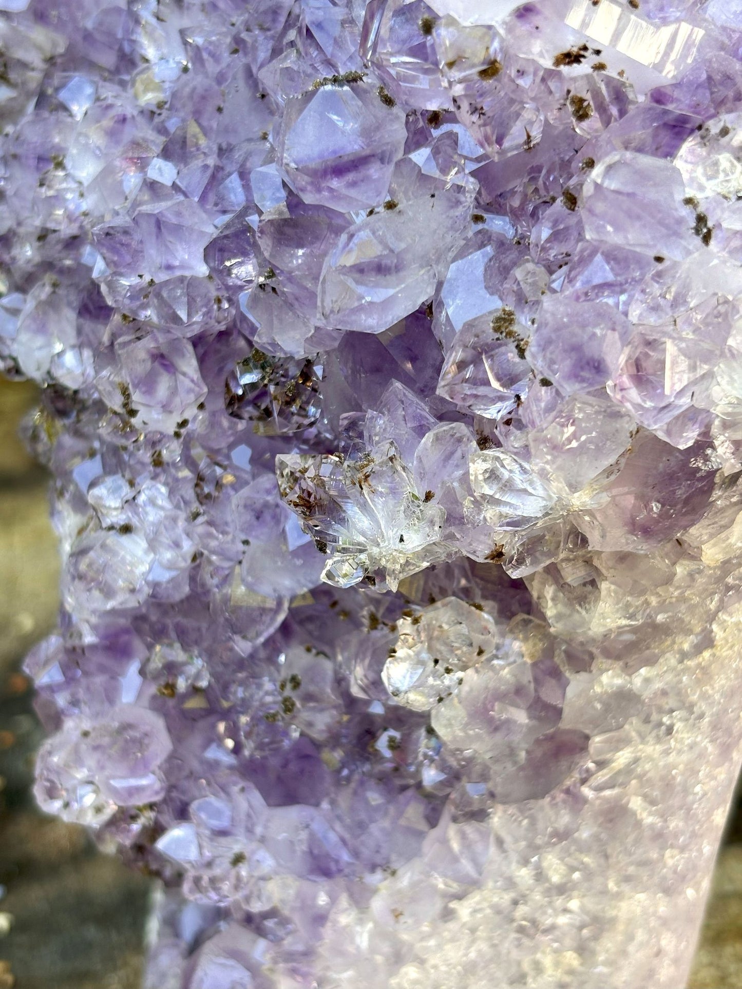 Amethyst Cluster mit Goethit