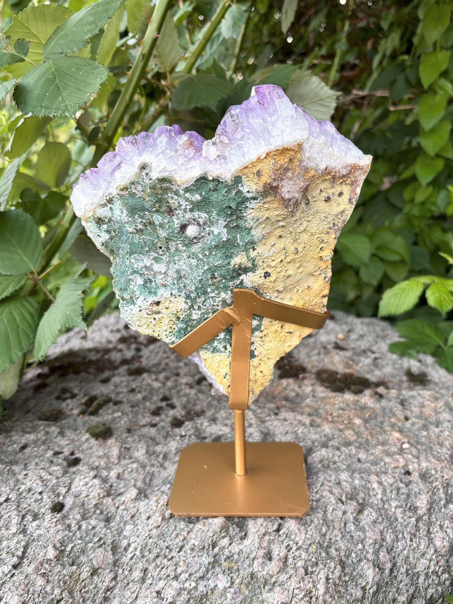 Amethyst mit rotbraunen Einschlüssen