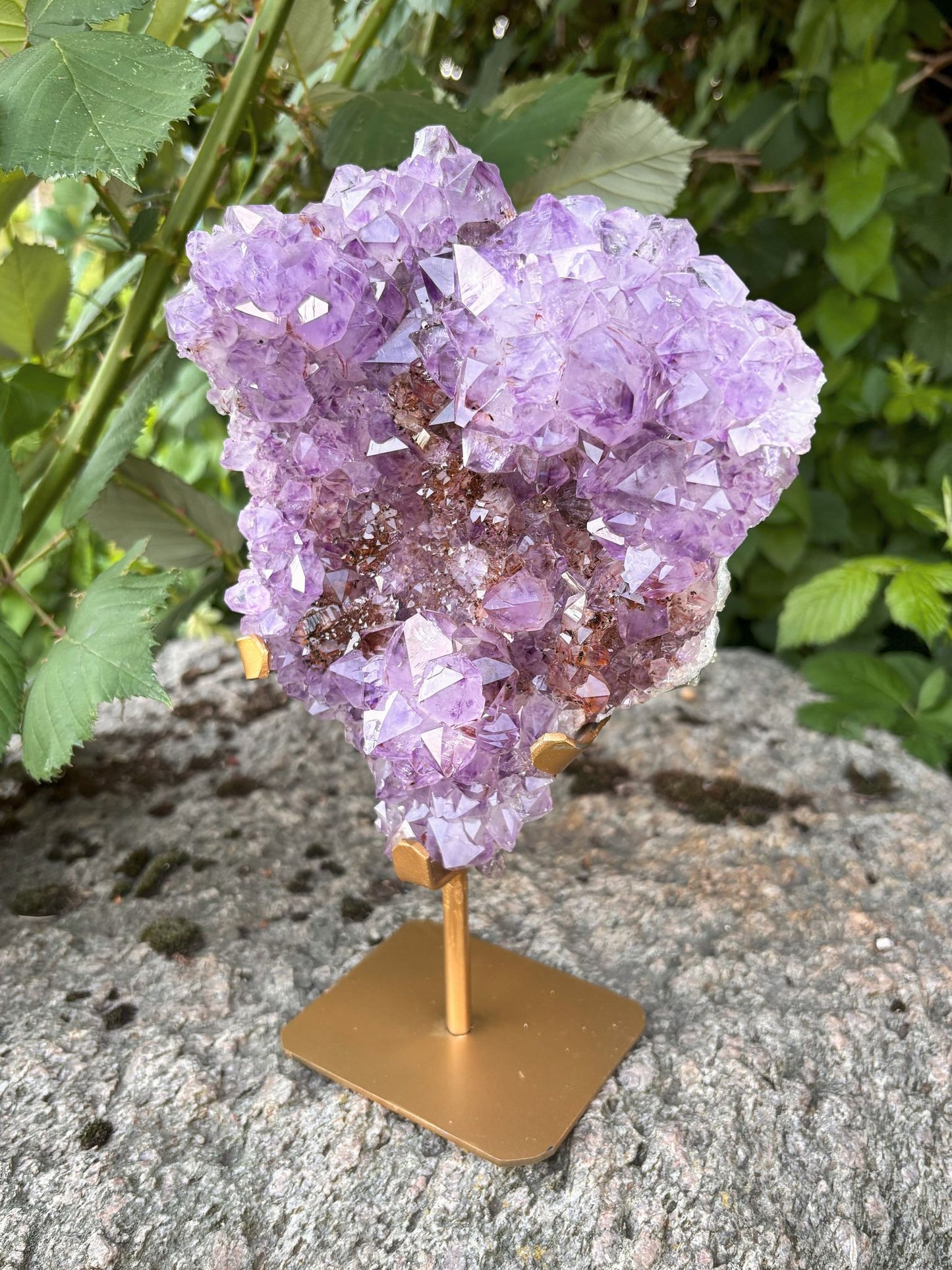 Amethyst mit rotbraunen Einschlüssen