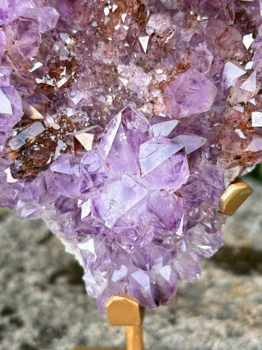 Amethyst mit rotbraunen Einschlüssen