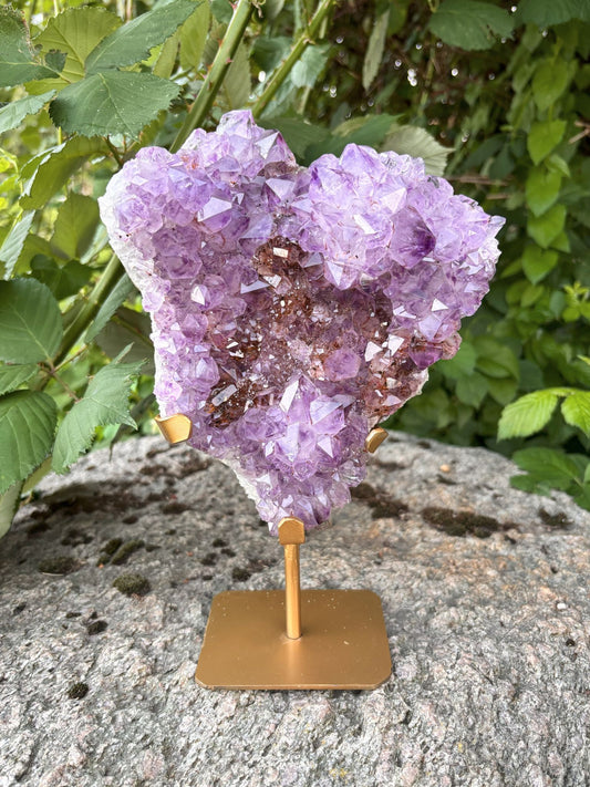 Amethyst mit rotbraunen Einschlüssen