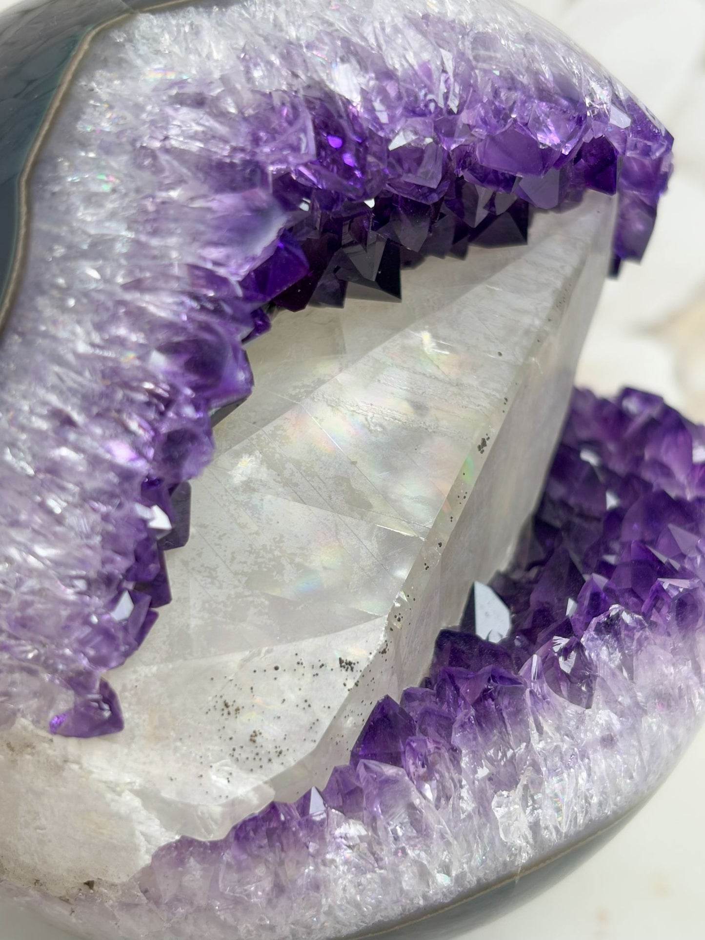 Amethyst Sphere mit Regenbogen Calcit đ