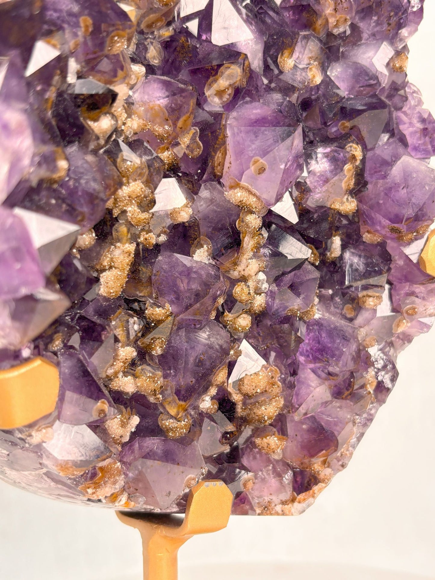 Dunkler Amethyst mit viel Goethit