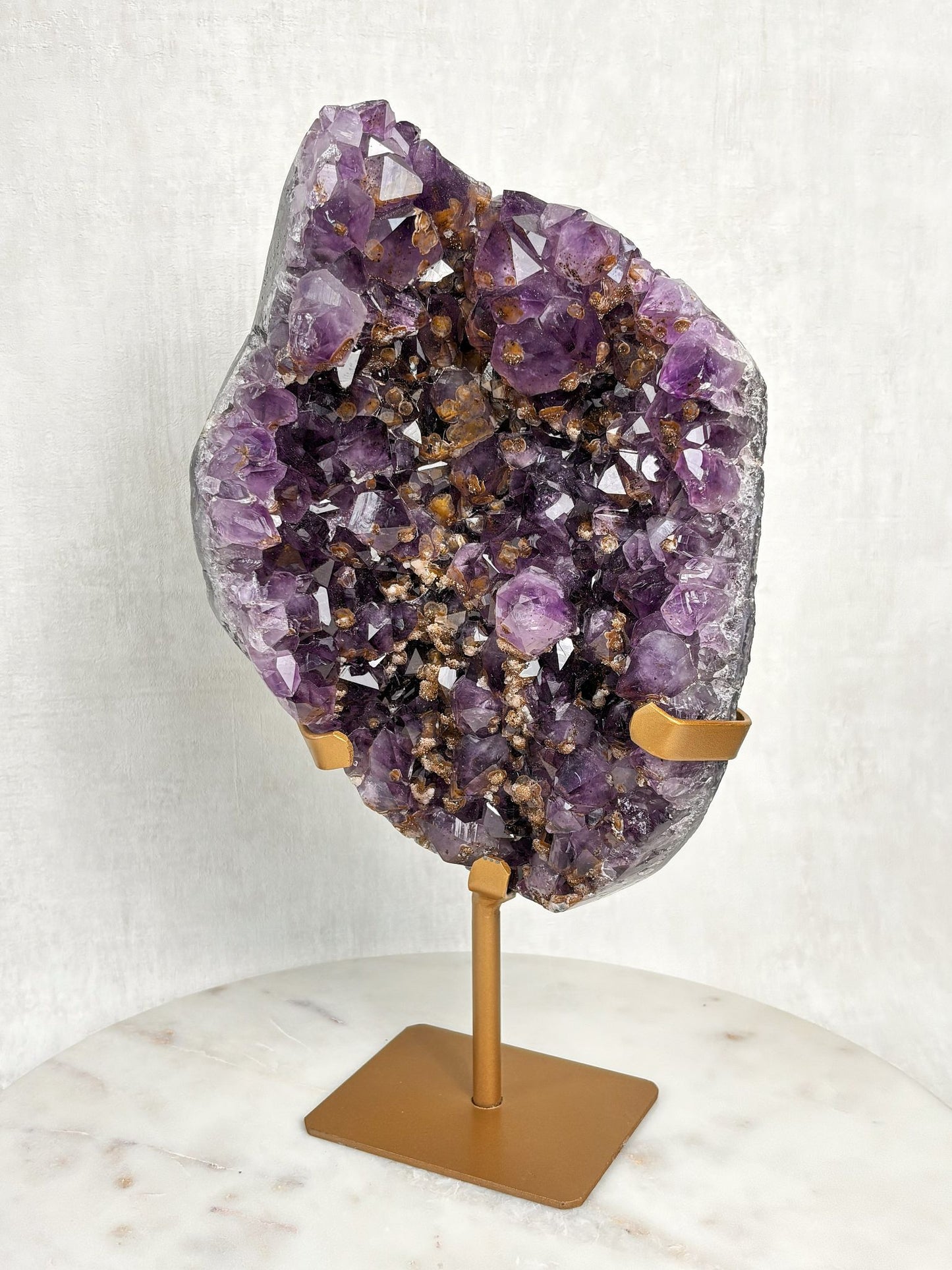 Dunkler Amethyst mit viel Goethit