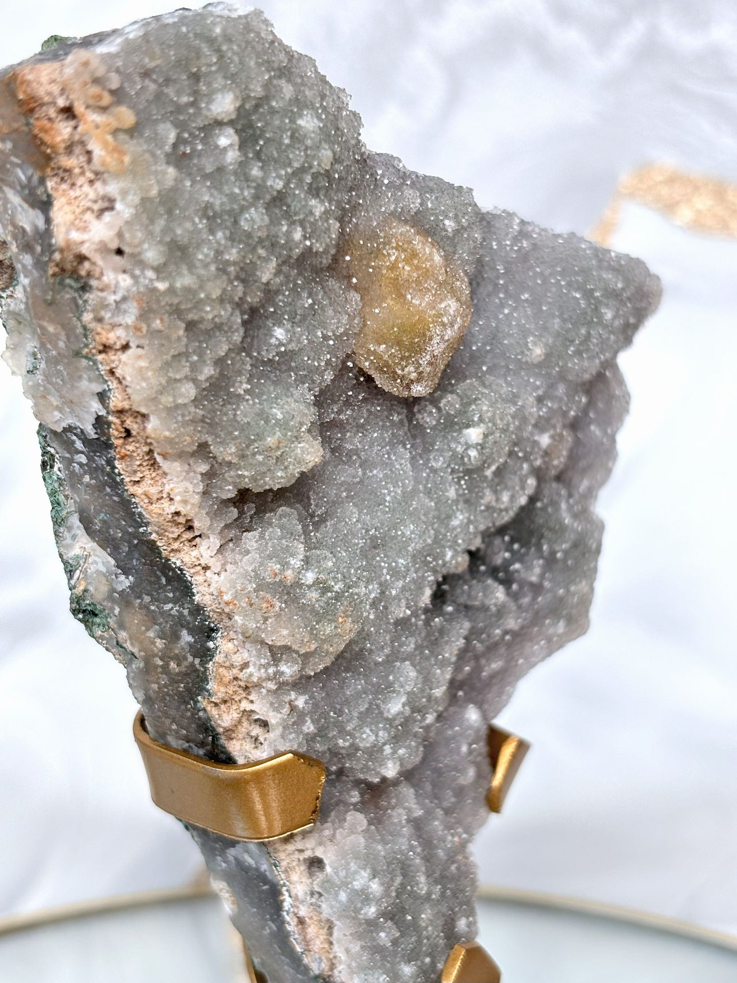 Grüner Amethyst auf Stand