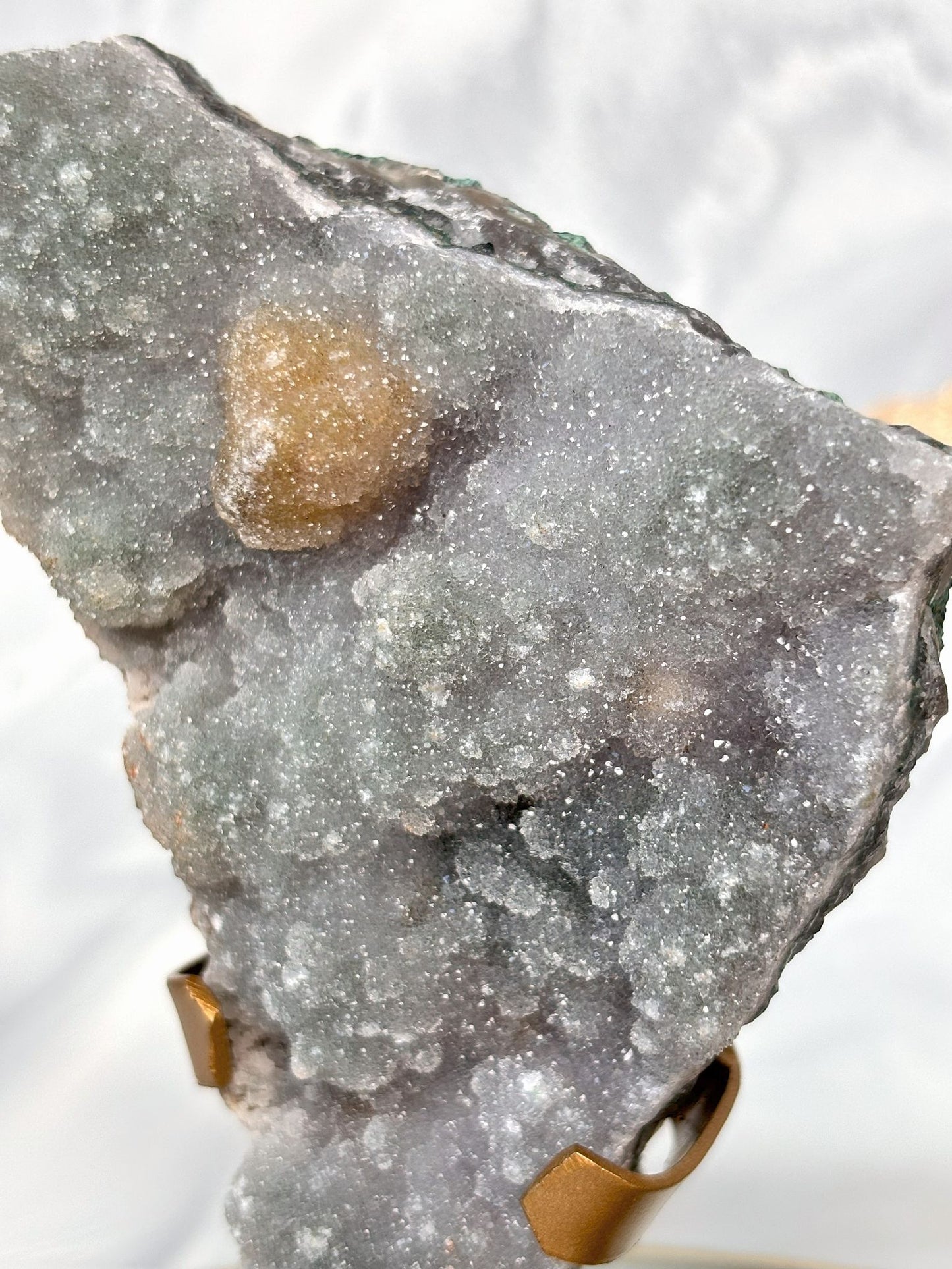 Grüner Amethyst auf Stand