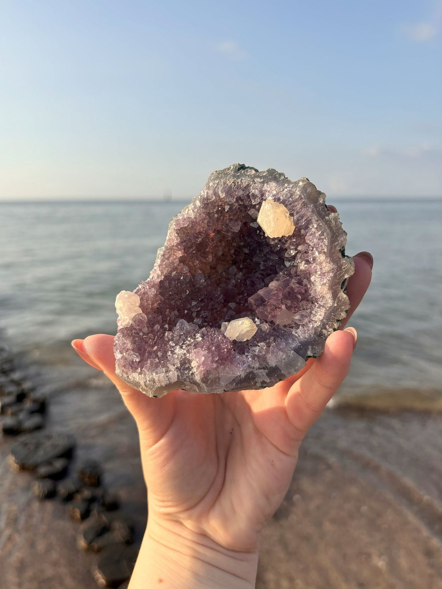 Amethyst Stück mit Calcit