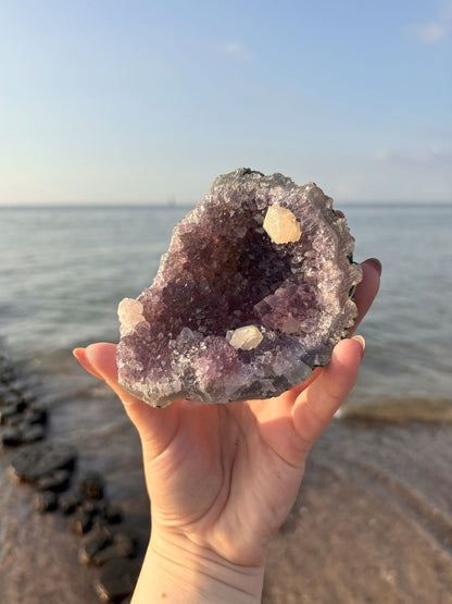 Amethyst Stück mit Calcit