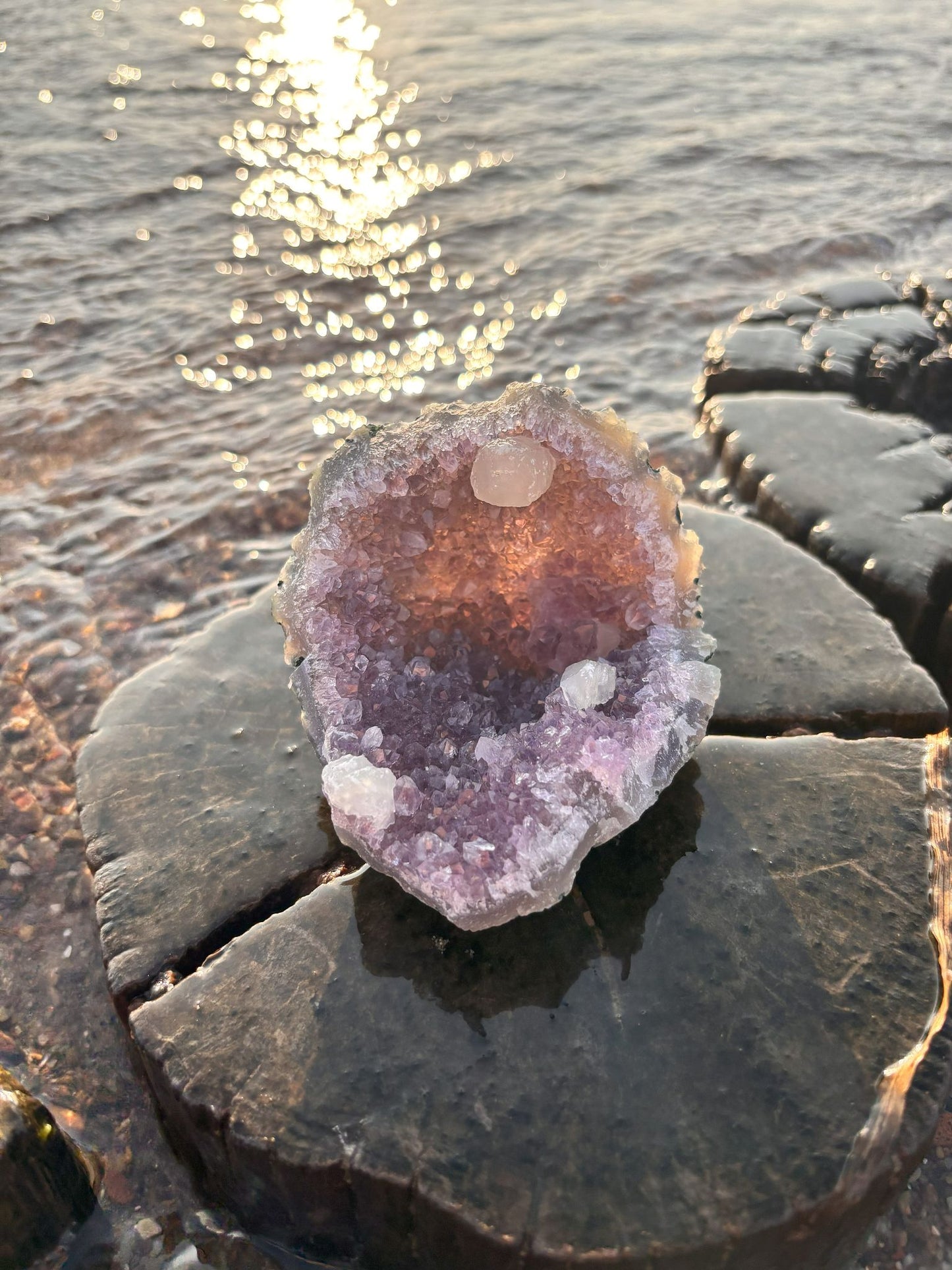 Amethyst Stück mit Calcit