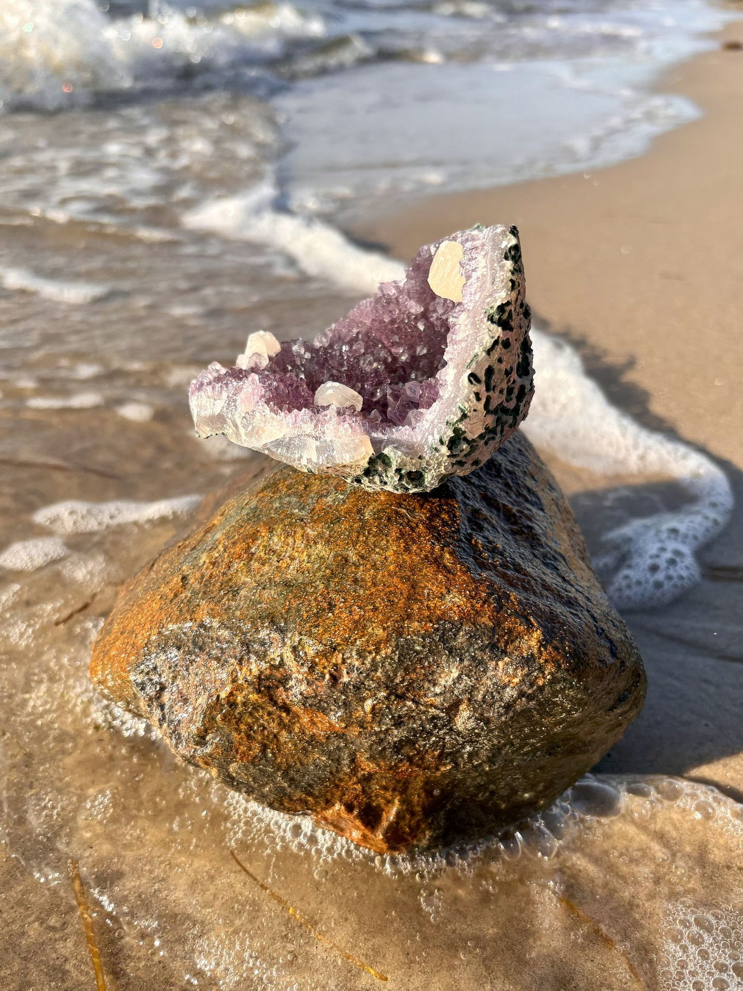 Amethyst Stück mit Calcit