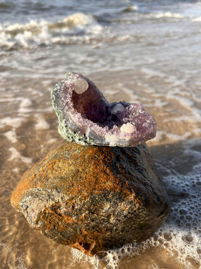 Amethyst Stück mit Calcit