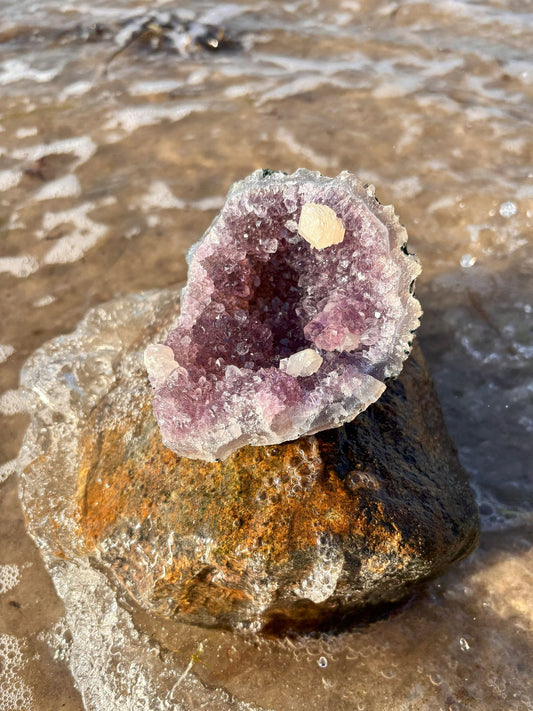 Amethyst Stück mit Calcit