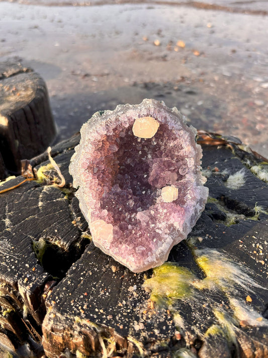 Amethyst Stück mit Calcit