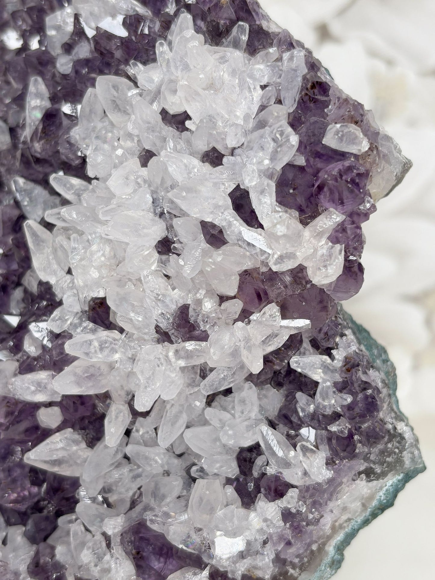 Amethyst mit vielen Calcitspitzen