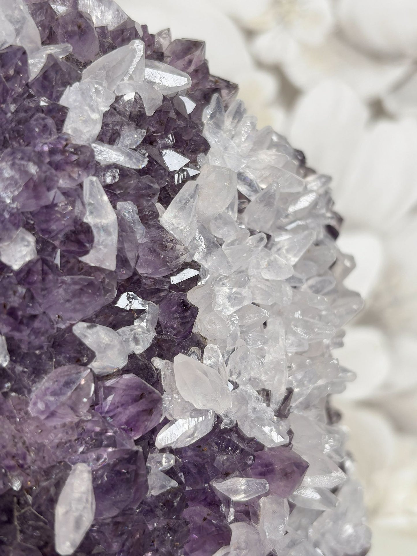 Amethyst mit vielen Calcitspitzen