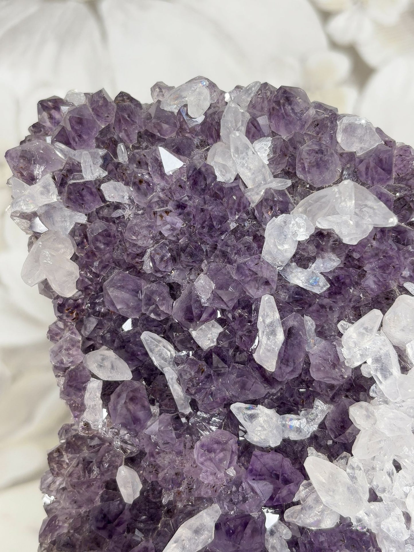 Amethyst mit vielen Calcitspitzen