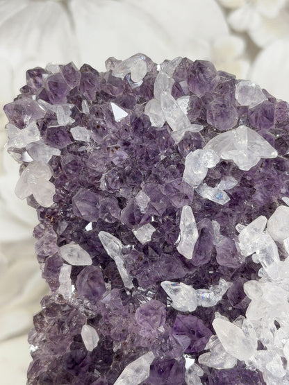 Amethyst mit vielen Calcitspitzen
