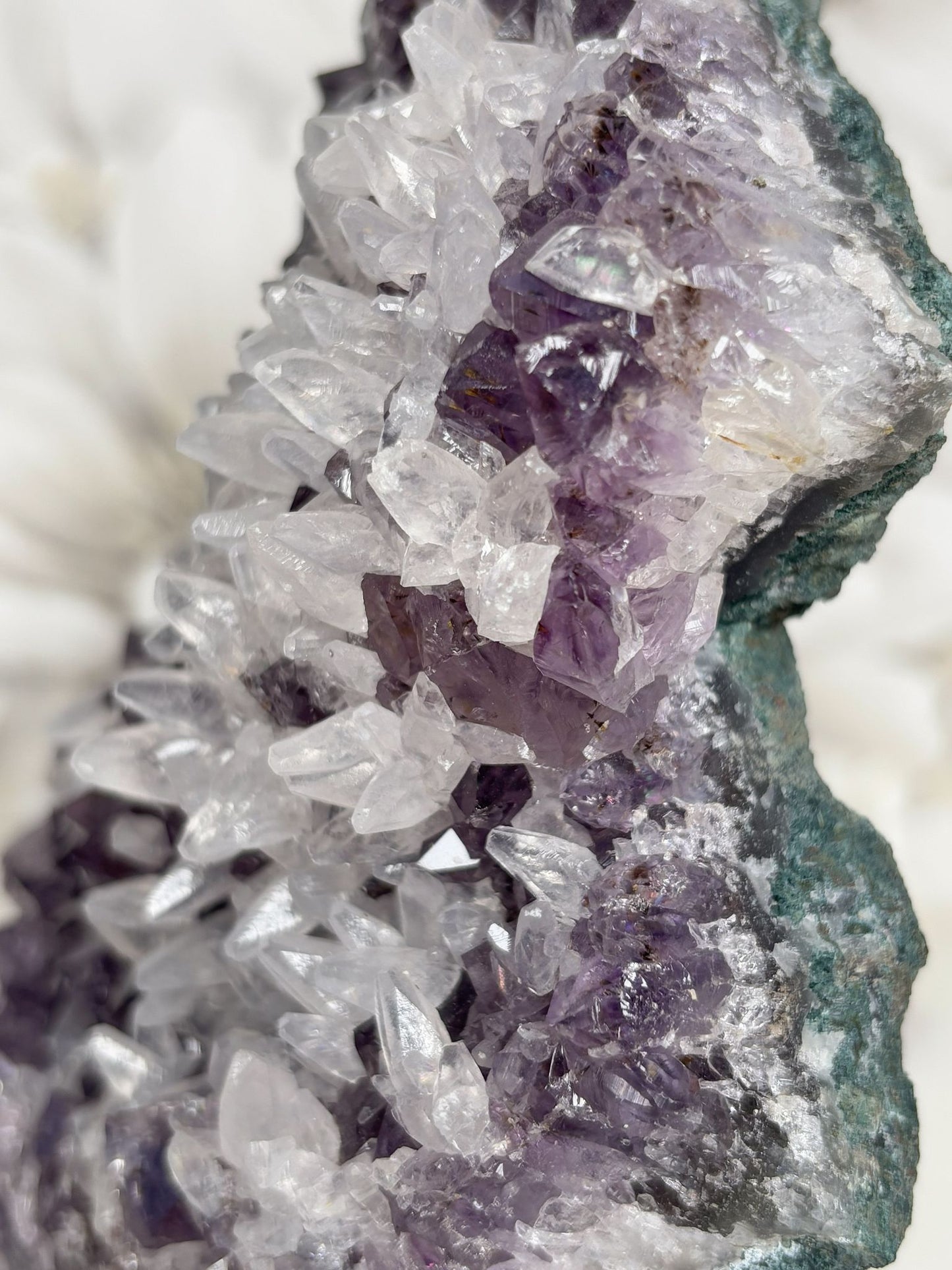 Amethyst mit vielen Calcitspitzen