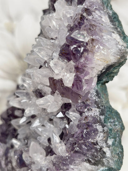 Amethyst mit vielen Calcitspitzen