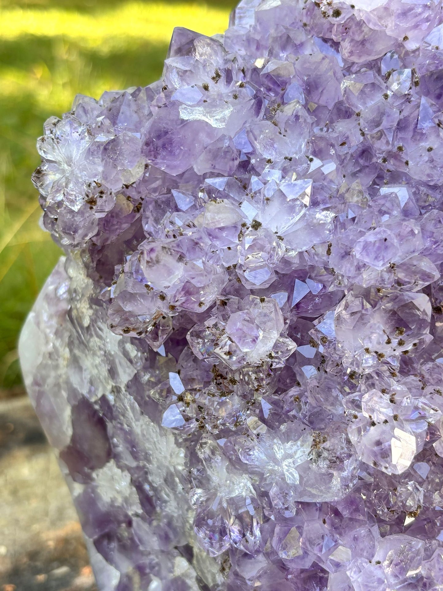 Amethyst Cluster mit Goethit