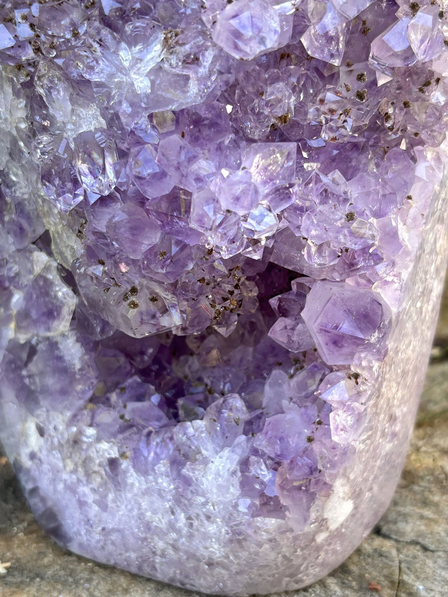 Amethyst Cluster mit Goethit