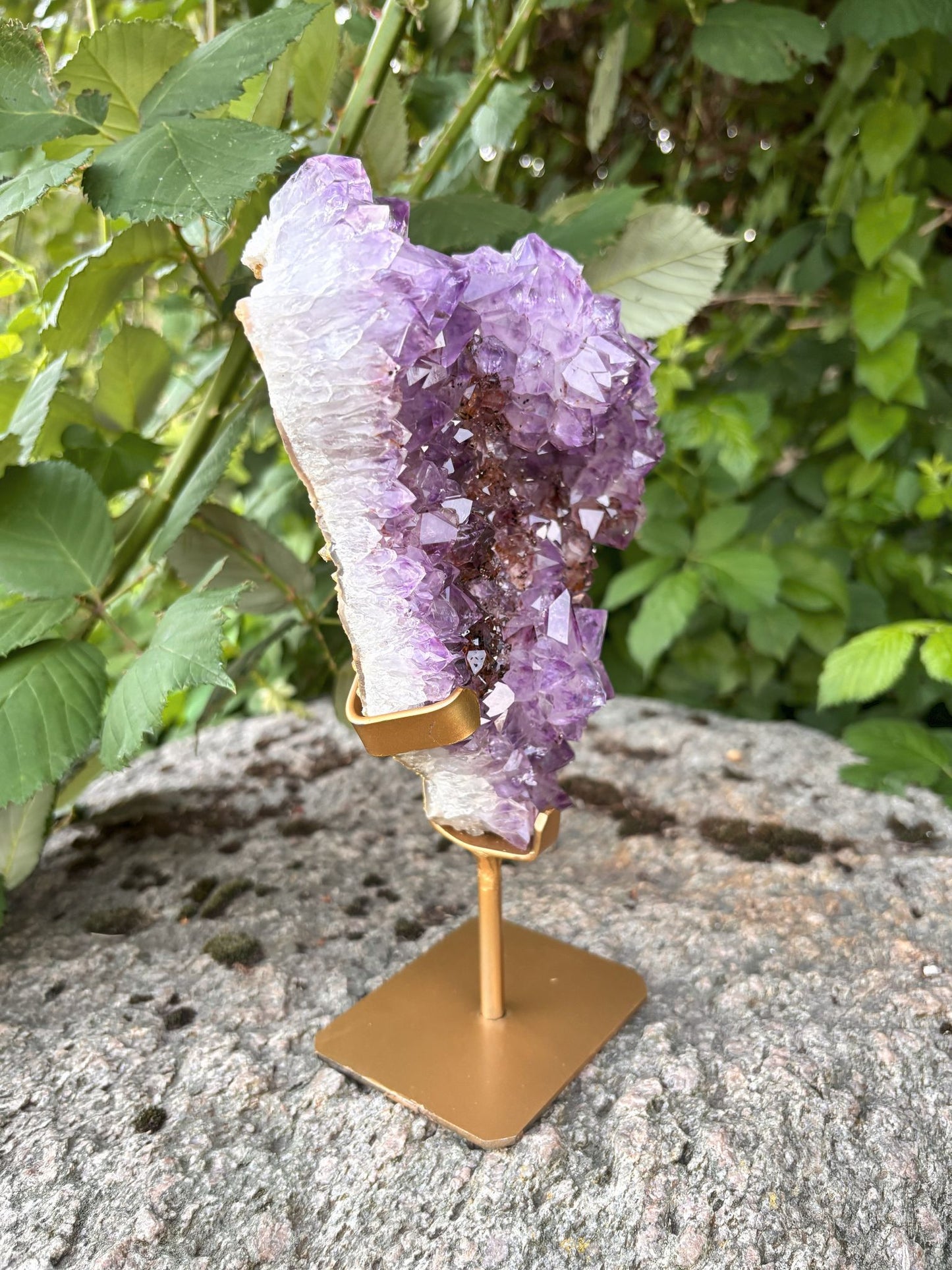 Amethyst mit rotbraunen Einschlüssen