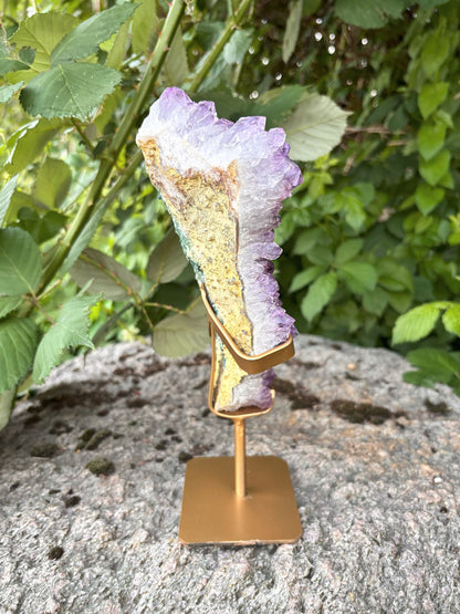 Amethyst mit rotbraunen Einschlüssen