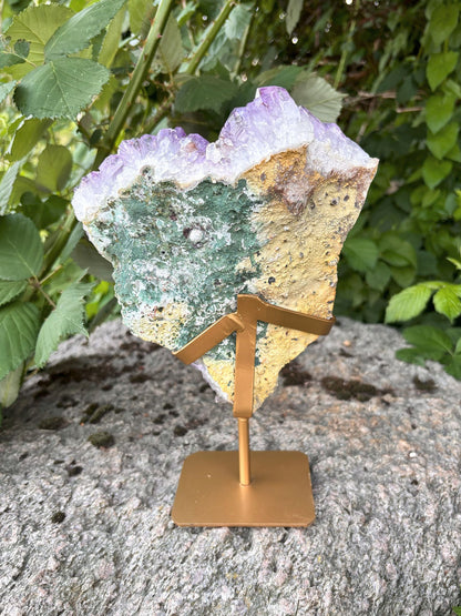 Amethyst mit rotbraunen Einschlüssen