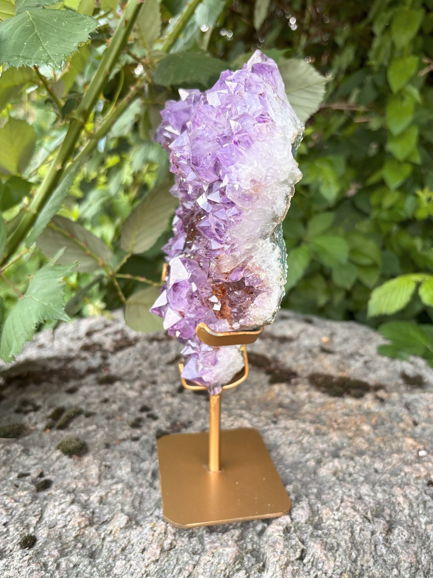 Amethyst mit rotbraunen Einschlüssen