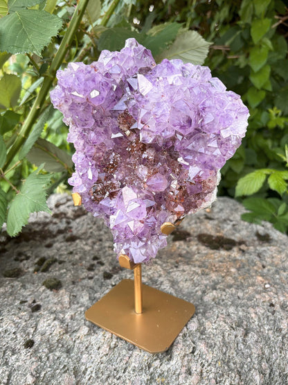 Amethyst mit rotbraunen Einschlüssen