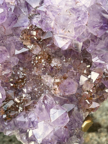Amethyst mit rotbraunen Einschlüssen