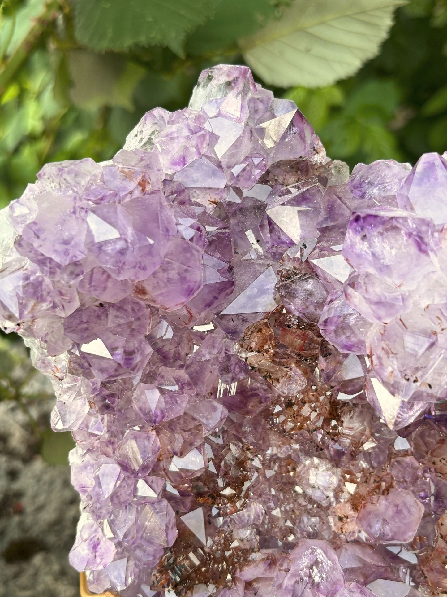 Amethyst mit rotbraunen Einschlüssen