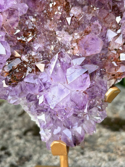 Amethyst mit rotbraunen Einschlüssen