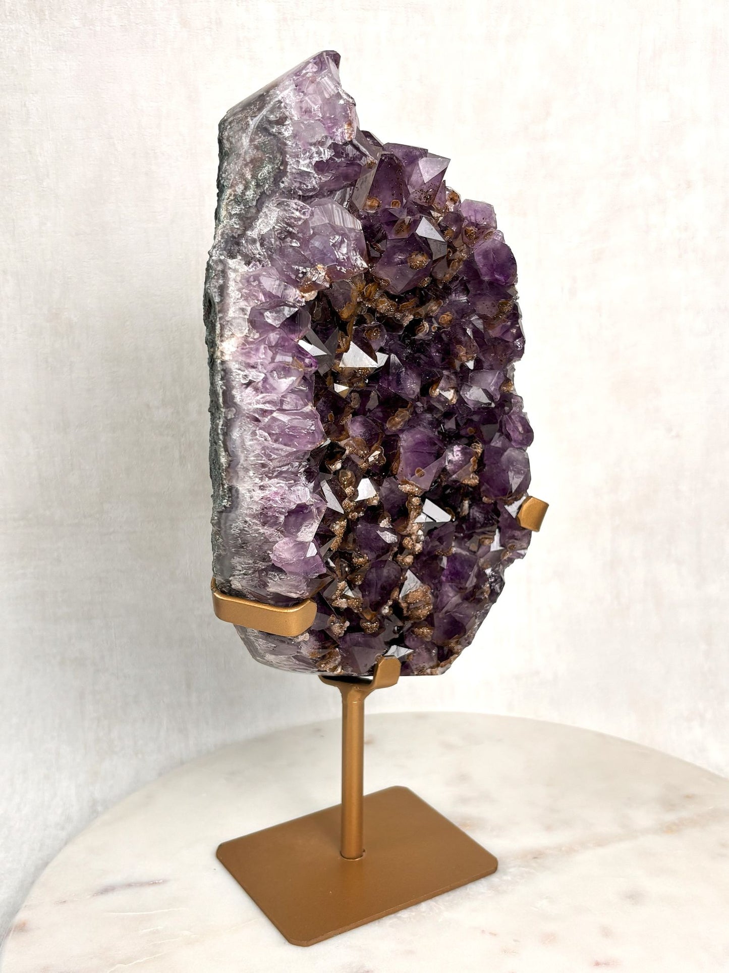 Dunkler Amethyst mit viel Goethit