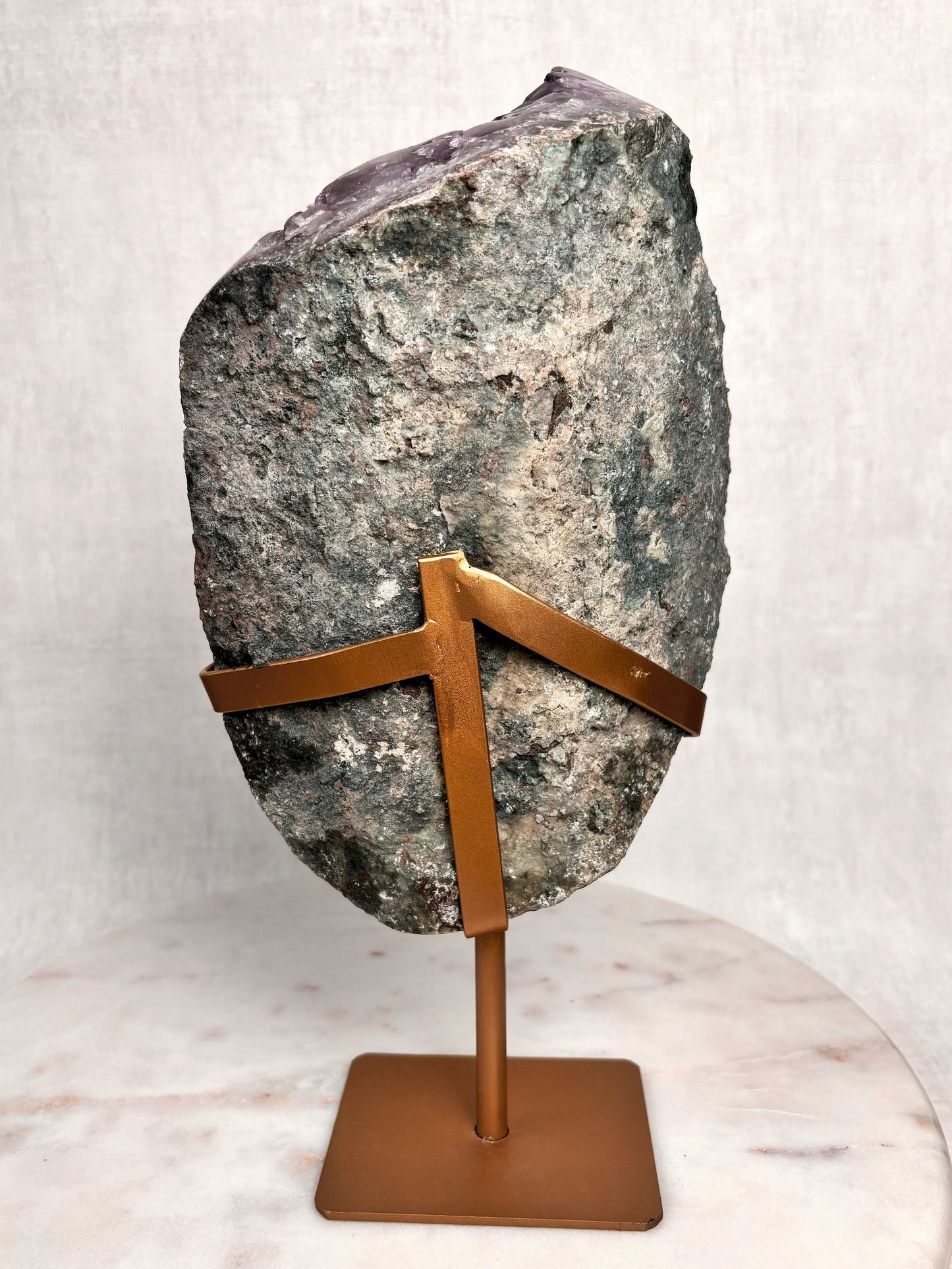 Dunkler Amethyst mit viel Goethit