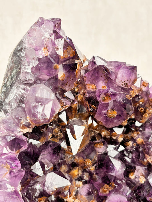 Dunkler Amethyst mit viel Goethit