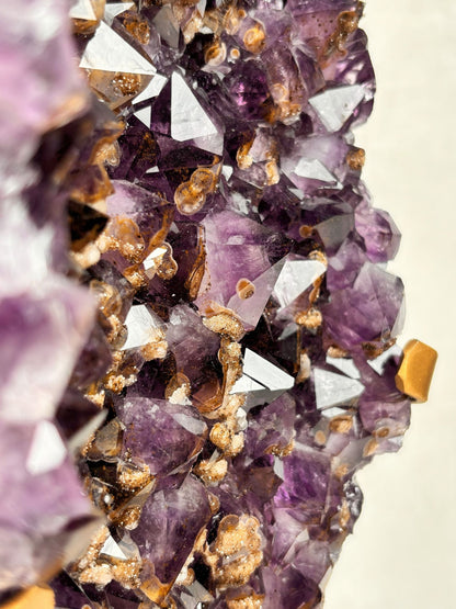 Dunkler Amethyst mit viel Goethit