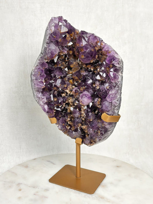 Dunkler Amethyst mit viel Goethit