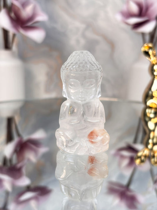 Quarz Buddha (mit etwas Feuerquarz)